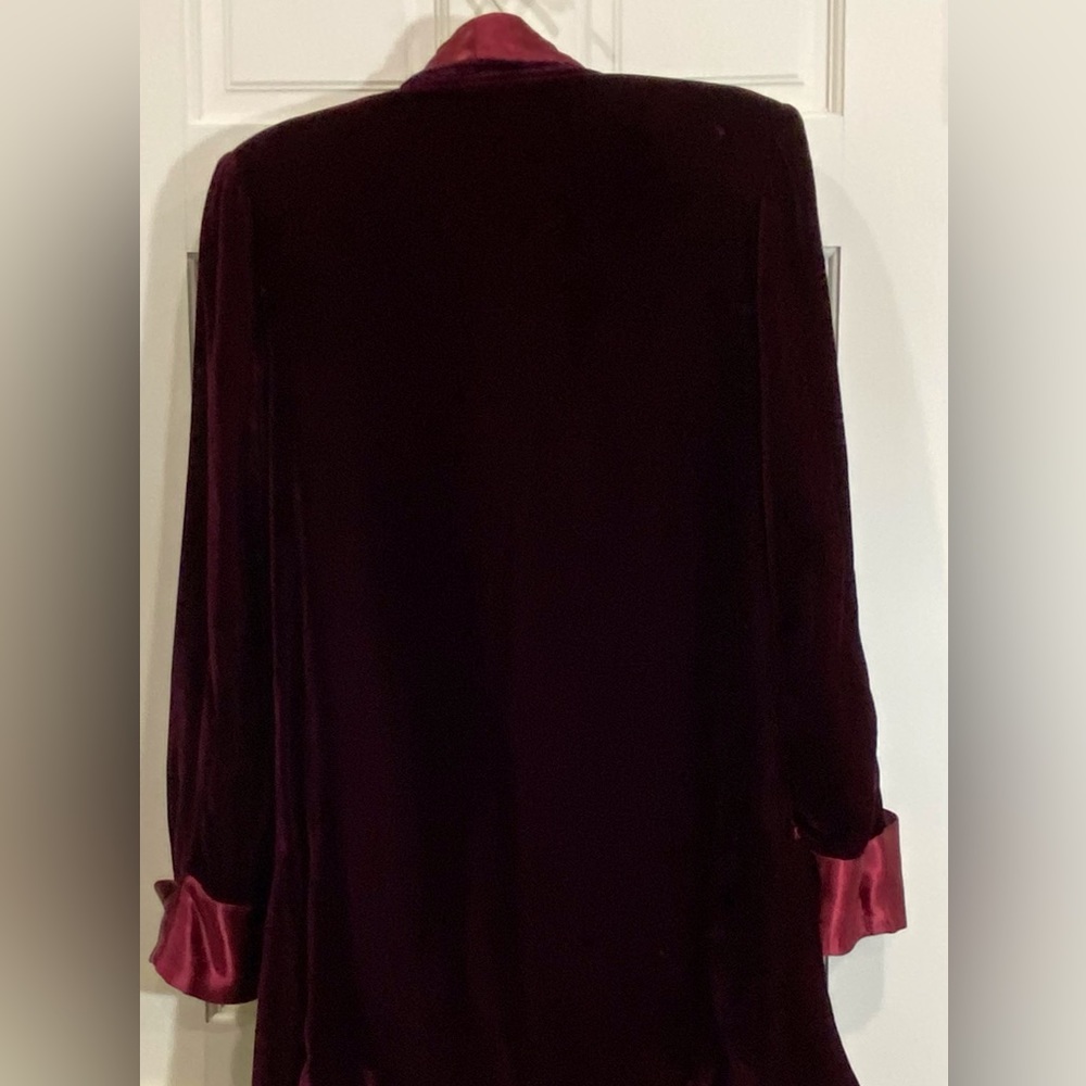 Meier and Frank vintage burgundy smoking jacket - Picture 9 of 10